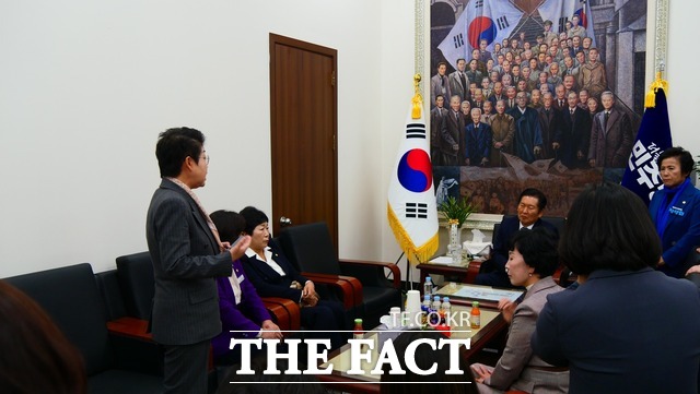 백인숙 여수시의회 의장이 13일 국회에서 정청래 더불어민주당 대표와 전남여성정책을 논의하고 있다. /백인숙 여수시의장