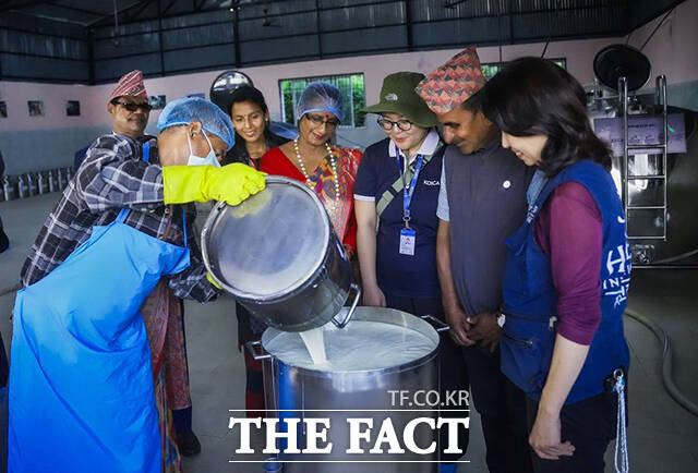 지난 14일 네팔 카말라마이 여성낙농협동조합 우유집유소 개소식에 참석한 내빈들이 시설을 둘러보고 있다. 네팔 농림축산개발부 아스미따 수베디 과장(왼쪽 세 번째부터), 카말라마이 여성낙농협동조합 구나 쿠마리 회장, 코이카 네팔사무소 여수진 부소장, 카말라마이시 우펜드라 포카렐 시장, 헤퍼코리아 이혜원 대표. /헤퍼코리아