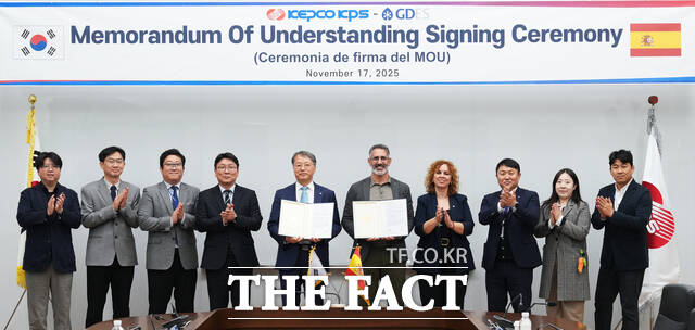 한전KPS가 17일 전남 나주 본사에서 스페인 원전 정비 전문기업 GDES社(CEO Héctor Dominguis)과 원전 정비 및 기술협력 강화를 위한 업무협약(MOU)을 체결하고 있다./한전KPS