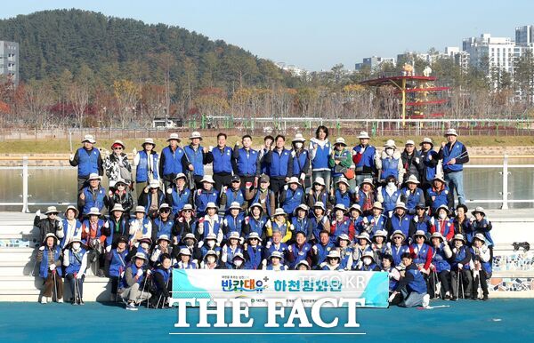 바르게살기운동 대전 서구협의회가 15일 갑천생태호수공원 일원(도솔대교~가수원교)에서 반갑대유 하천정화단 회원 100여 명이 참여해 약 3시간 동안 환경정화 활동을 진행했다. /대전 서구