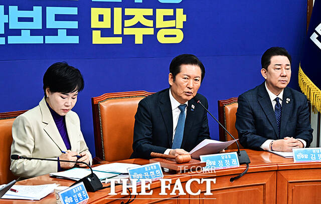 정청래 더불어민주당 대표가 17일 오전 서울 여의도 국회에서 열린 최고위원회의에 참석해 모두발언을 하고 있다. /국회=배정한 기자