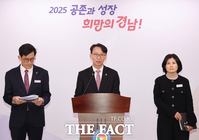 김명주 경남도 경제부지사가 SK오션플랜트 매각 추진과 관련해 브리핑을 하고 있다. /경남도