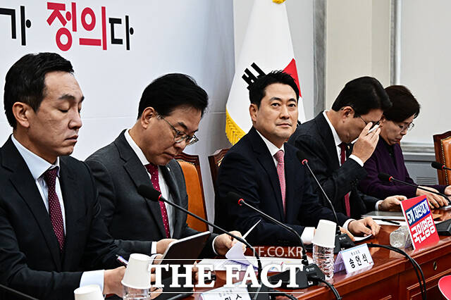 장동혁 국민의힘 대표(가운데)가 17일 오전 서울 여의도 국회에서 열린 최고위원회의에 참석해 모두발언을 하고 있다. /국회=배정한 기자