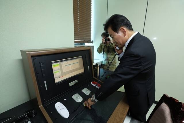 정동영 통일부 장관이 지난 7월 취임 첫 일정으로 판문점을 찾아 남북 연락 채널을 점검한 모습. 당시에도 북한의 응답은 없었다. 최근까지 북한은 남북 관계의 완전 단절을 실체화하고 있다는 게 정부 평가다. /통일부