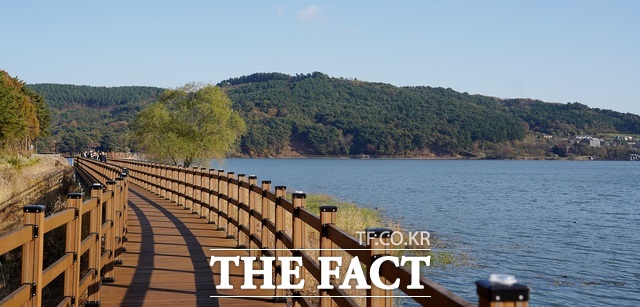 서산시가 16일 개장한 도심과 인접한 풍전저수지 둘레길과 주변의 풍광. /서산시.