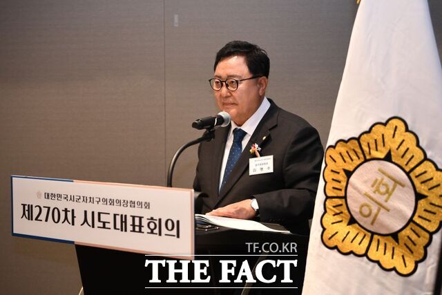 김명수 광주 광산구의회 의장이 14일 전주 라한호텔에서 열린 대한민국시군자치구의회의장협의회 제270차 시도대표회의에서 특수학급 설치 및 특수교사 정원 확보 촉구 건의안을 제안하고 있다. /광주 광산구의회