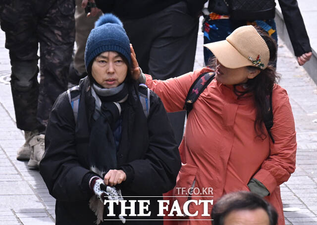 서울 아침 기온이 2도까지 떨어지며 초겨울 날씨를 보인 17일 서울 명동 거리를 찾은 외국인들이 패딩과 모자와 목도리 등으로 중무장한 채 걸음을 옮기고 있다. /이새롬 기자