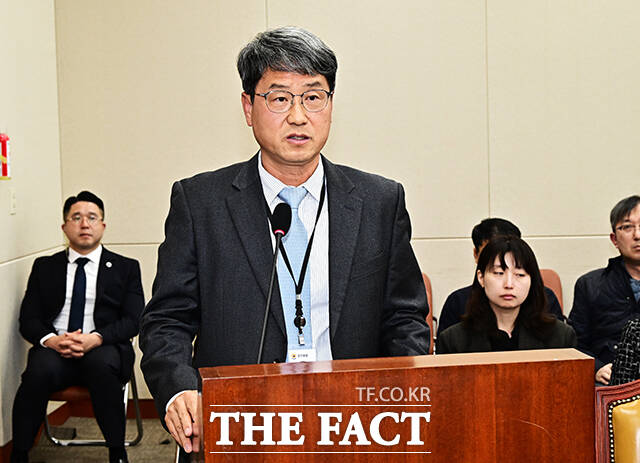 반상권 방송미디어통신위원회 위원장 직무대리가 17일 오후 서울 여의도 국회에서 열린 과학기술방송정보통신위원회 전체회의에 출석해 2026년도 예산안이 의결된 뒤 인사말을 하고 있다. /국회=배정한 기자