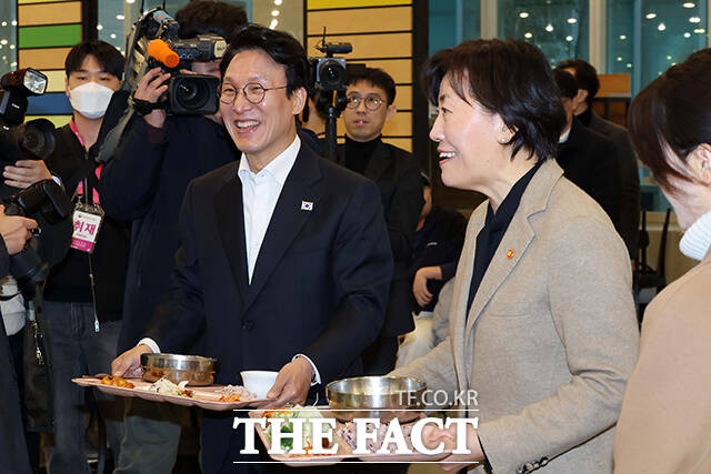 김 총리는 이날 학생들과 대화를 나누며 그전에도 (천원의 아침밥이) 있기는 했는데, 제가 당에서 정책위원회 의장을 할 때 확대해서 전문대도 하고 (메뉴에) 빵도 넣고 그랬다고 말했다. 김 총리와 현장에 동행한 송미령 농림축산식품부 장관은 만족도 100% 되는 사업이 거의 이것밖에 없다고 답했다. 사진은 김 총리와 송 장관. /청사사진기자단