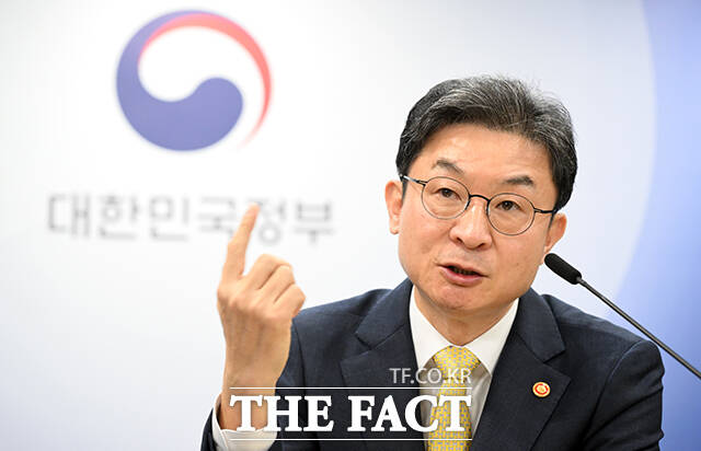 이억원 금융위원장이 12일 오전 서울 종로구 정부서울청사에서 열린 출입기자단 월례 간담회에 참석해 모두발언을 하고 있다. /임영무 기자