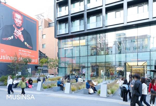 무신사 스탠다드의 올해 1월부터 10월까지 누적 방문객 수가 2000만명을 돌파했다. 이는 지난해 동 기간 대비 2.3배 증가한 규모다. /무신사