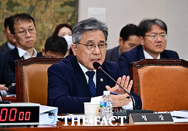 질의에 답변하는 허민 국가유산청장.