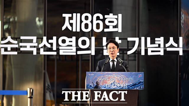 김민석 국무총리가 17일 오후 서울 노원구 육군사관학교에서 열린 순국선열의 날 기념식에서 기념사를 하고 있다. /청사사진기자단