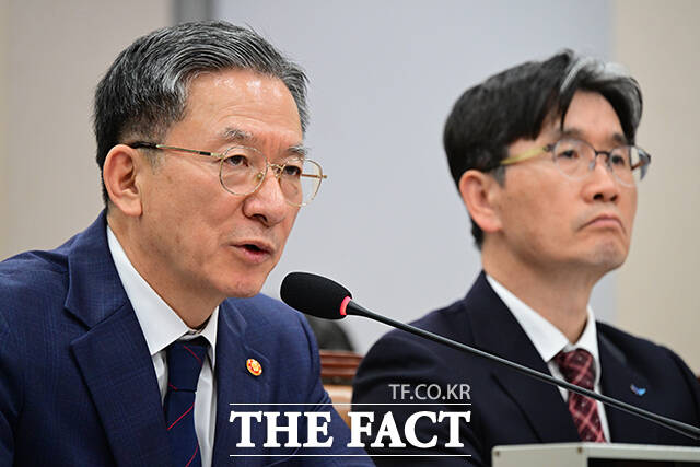 대통령실과 여당을 중심으로 대장동 항소 포기 결정에 반발한 검사장에 대한 인사 조처 목소리가 나오고 있는 가운데 법무부와 검찰총장 대행은 이들에 대한 인사 여부에 대해 신중한 태도를 보이고 있다. 정성호 법무부 장관이 지난 12일 오후 서울 여의도 국회에서 열린 법제사법위원회 전체회의에서 질의 답변을 하고 있다./남윤호 기자