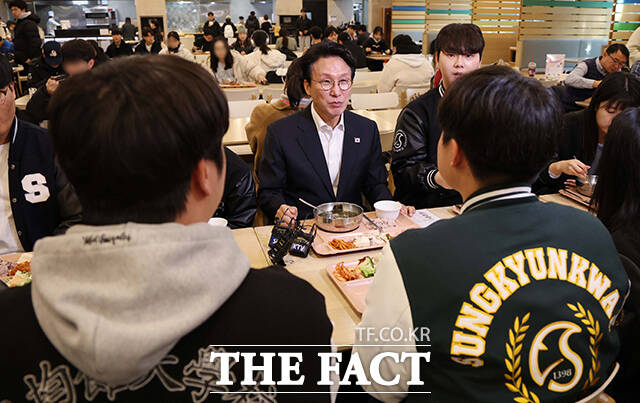 김민석 국무총리(가운데)가 17일 오전 서울 종로구 성균관대학교 은행골식당을 찾아 학생들과 함께 천원의 아침밥 식사를 하며 이야기를 나누고 있다. /청사사진기자단