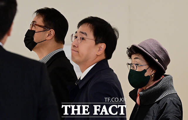 특정범죄 가중처벌법상 국고손실 혐의를 받는 김건희 씨의 모친 최은순 씨와 오빠 김진우 씨가 지난 11일 오전 서울 광화문 KT 웨스트 빌딩에 마련된 김건희특검 사무실로 피의자 신분으로 출석하고 있다. /임영무 기자