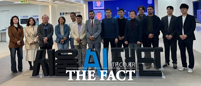 네팔, 키르기스스탄, 부탄, 우즈베키스탄 ICT 부처 고위 공무원과 한국지능정보사회 진흥원(NIA) 관계자들이 서울AI스마트시티센터에서 단체 기념 촬영을 하고 있다./서울시