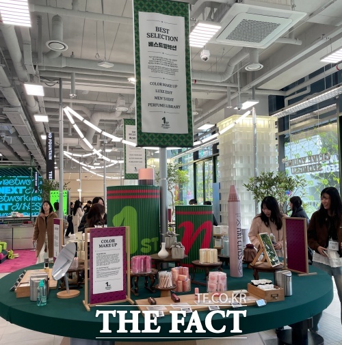 이달 오픈 1년차를 맞은 올리브영N 성수가 첫 돌 마케팅을 진행 중이다. /문은혜 기자