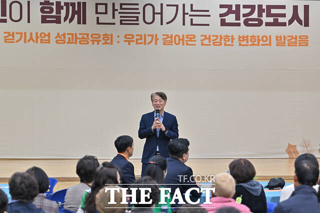 17일 광주 서구청 들불홀에서 열린 일상 속 걷기사업 성과공유회에서 김이강 서구청장이 인사말을 하고 있다. /광주 서구