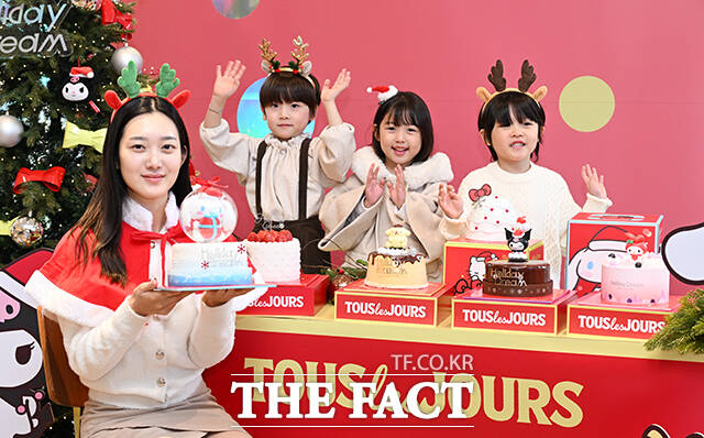 뚜레쥬르 2025 윈터 홀리데이 시즌 케이크 출시 사진행사가 17일 오전 서울 중구 뚜레쥬르 제일제당센터점에서 열린 가운데 모델들이 시즌 케이크를 선보이고 있다. /박헌우 기자