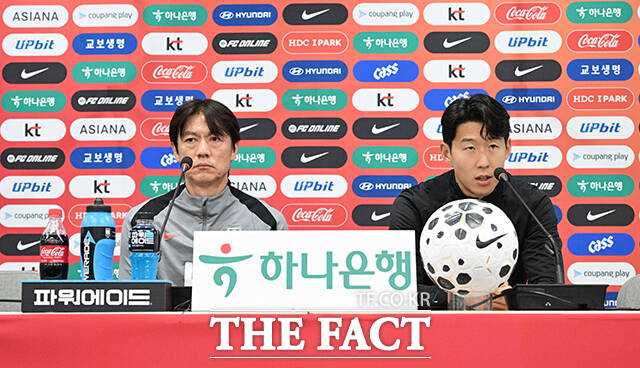 대한민국 축구대표팀 홍명보 감독(왼쪽)과 주장 손흥민이 17일 오후 서울 마포구 서울월드컵경기장에서 열린 기자회견을 갖고 있다. /서울월드컵경기장=박헌우 기자