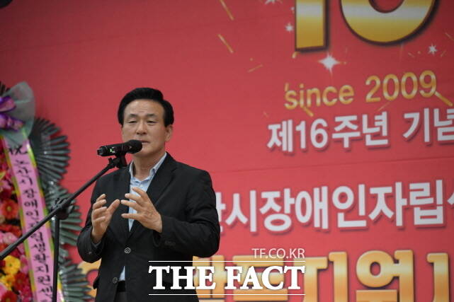 백성현 논산시장이 지난 14일 라온웨딩홀에서 연 부정수급 예방의 날, 화합의 밤 행사를 통해 인사말을 하고 있다. /논산시