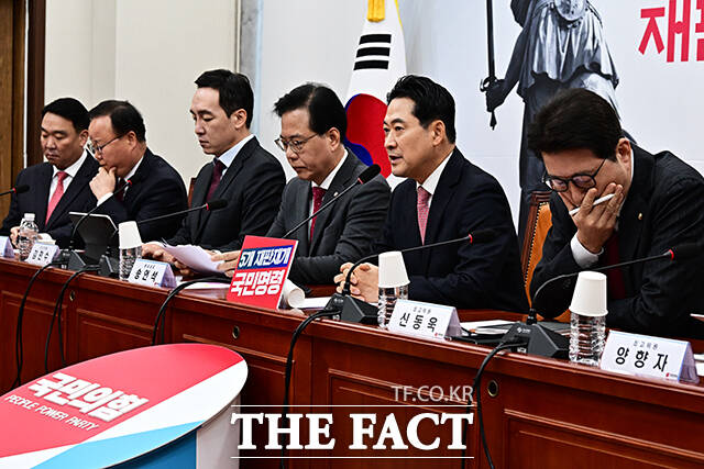 장동혁 국민의힘 대표(가운데)가 17일 오전 서울 여의도 국회에서 열린 최고위원회의에 참석해 모두발언을 하고 있다. /국회=배정한 기자