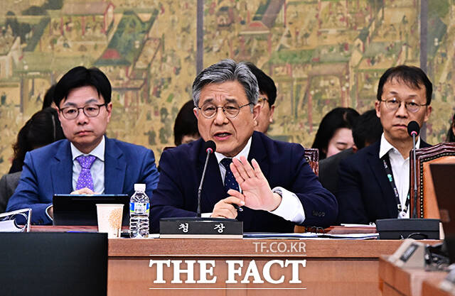 질의에 답변하는 허민 국가유산청장.