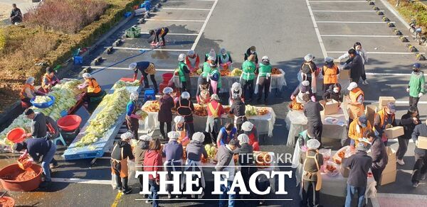 대전 서구 도마1동 행정복지센터는 16일 청사 주차장에서 주민자치회를 비롯한 새마을부녀회, 통장협의회 등 자생단체 회원 50여 명이 사랑의 김장 나눔 행사를 펼쳤다. /대전 서구