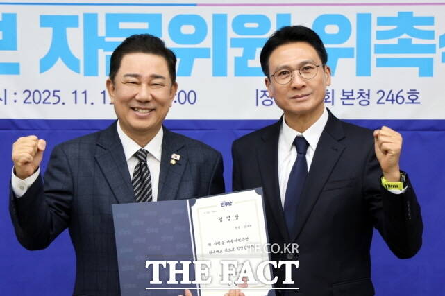 13일 국회에서 김수현 더민주세종혁신회의 상임대표(오른쪽)가 김병기 더불어민주당 원내대표의 특보로 공식 임명된 뒤 기념 촬영을 하고 있다. /김수현 상임대표