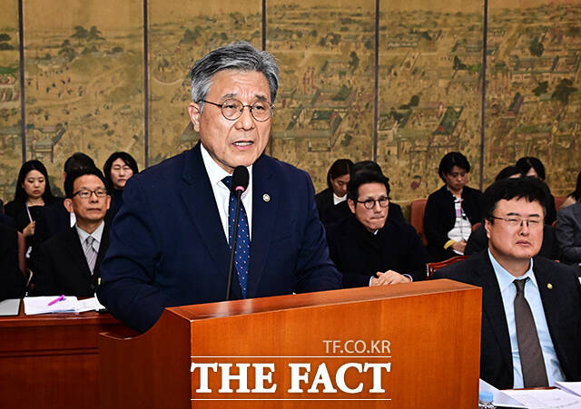 질의에 답변하는 허민 국가유산청장.