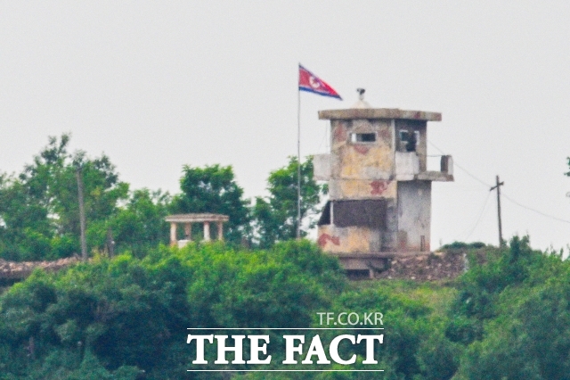 국방부는 17일 정책실장 명의 담화를 통해 군사적 긴장을 완화하기 위해 남북 군사당국 회담을 개최해 군사분계선(MDL)의 기준선 설정에 대해 논의할 것을 공식적으로 제안한다고 밝혔다. 사진은 경기 파주시 탄현면 일대에서 바라본 북한군 초소. /더팩트DB