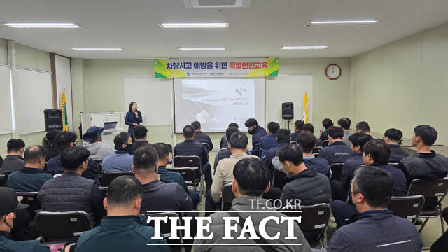 13일 여수시도시관리공단이 환경미화원 차량 사고 예방을 위한 특별안전교육을 실시하고 있다. /여수시도시관리공단