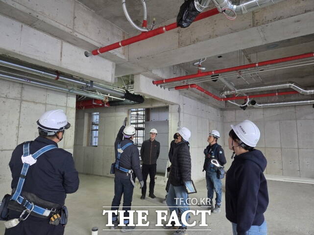 세종시가 17일 새롬동 새마을금고 신축 현장에서 합동점검을 펼치고 있다. /세종시