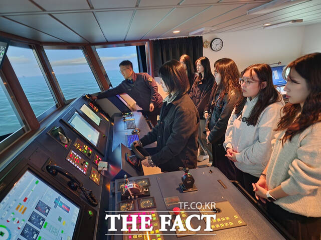 14일 전남 여수시에 위치한 해양경찰교육원 실습장에서 부경대 해양경찰학 전공 학생들이 해양구조 교육을 체험하고 있다. /해양경찰교육원