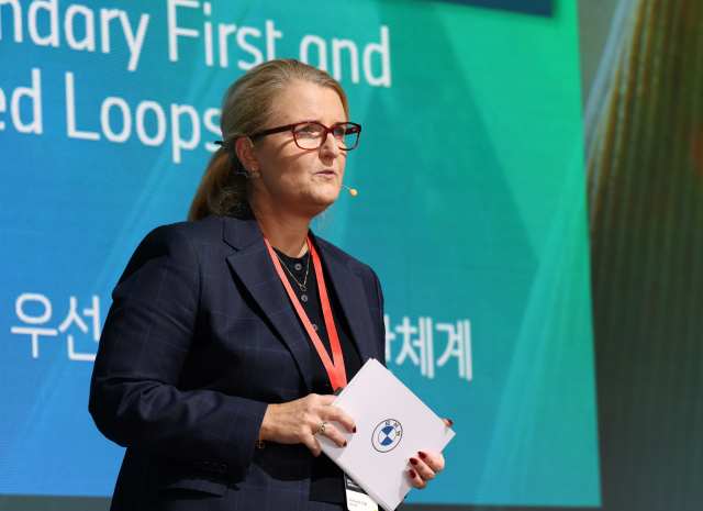 니콜 군터 BMW 그룹 구매 및 협력 네트워크 아시아 총괄이 지난 14일 인천 BMW 드라이빙 센터에서 열린 2025 BMW 그룹 협력사의 날에서 발언하는 모습. /BMW코리아