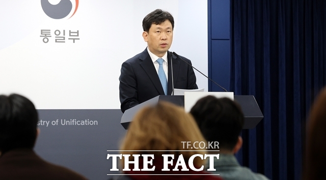 윤민호 통일부 대변인은 17일 북한이 한미 관세·안보 공동설명자료(조인트팩트시트)에 명시된 북한의 완전한 비핵화와 핵추진잠수함 추진에 침묵하고 있는 데 대해 예단하지 않고 상황을 지켜보겠다고 밝혔다. /임영무 기자