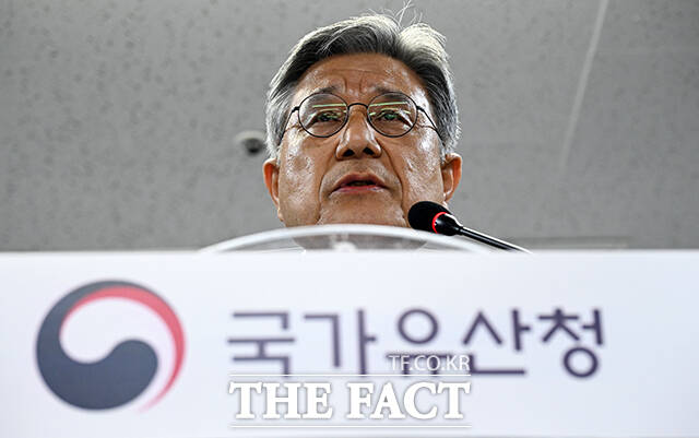 허민 국가유산청장이 17일 오전 서울 종로구 국립고궁박물관에서 유네스코 세계유산 종묘앞 세운재정비촉진계획과 관련해 브리핑을 하고 있다. /임영무 기자