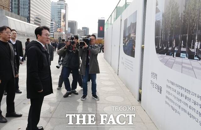 김민석 국무총리가 오세훈 서울시장의 주요 사업에 연일 제동을 걸고 있다. 오 시장과 국민의힘은 김 총리가 차기 서울시장 후보 또는 더불어민주당 대표 출마 가능성에 따라 오 시장을 견제하고 있다고 비판했다. 사진은 김 총리가 17일 서울시가 광화문 광장에 추진 중인 감사의 정원 공사 현장을 둘러보는 모습. /뉴시스