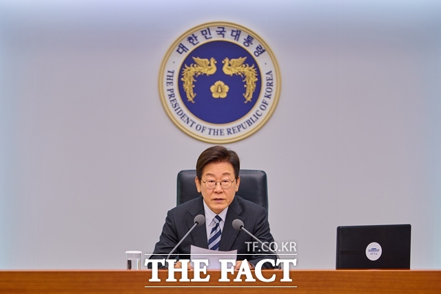 이재명 대통령은 16일 오후 건진법사 관봉권 띠지 분실 의혹 및 쿠팡 퇴직금 미지급 사건 불기소 외압 의혹을 수사할 상설특별검사로 안권섭 변호사를 임명했다. 이 대통령이 10월 23일 용산 대통령실에서 주재한 제14차 수석보좌관회의에서 발언하고 있다. /대통령실