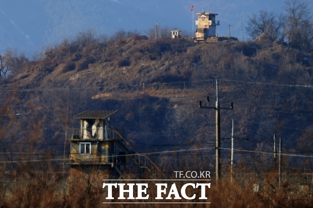 이재명 정부가 17일 출범 후 처음으로 북한에 남북군사회담을 공식 제안했다. 북한이 호응한다면 7년 만에 남북 간 군사회담이자 연락채널 복구의 단초라는 의미가 있다. 다만 실현 가능성은 낮다는 관측이 나온다. 사진은 경기도 파주시 탄현면 일대에서 남한군 초소 너머로 보이는 북한군 초소. /더팩트 DB