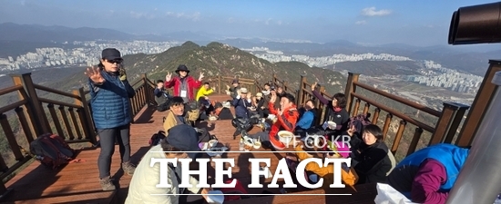 지난 15일 경기 의정부시가 수락산 기차바위에 조성한 전망대 및 쉼터를 찾은 시민들이 즐거운 휴식시간을 갖고 있다. /의정부시