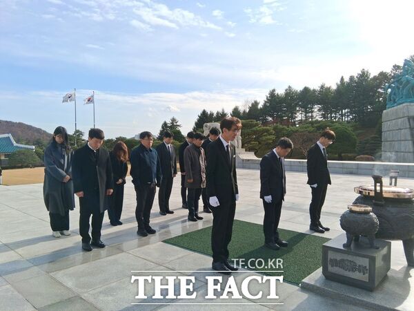정학수 대전지방조달청장이 17일 제86회 순국선열의 날을 맞아 직원들과 함께 대전 유성구 국립대전현충원을 찾아 현충탑에 참배했다. /대전지방조달청