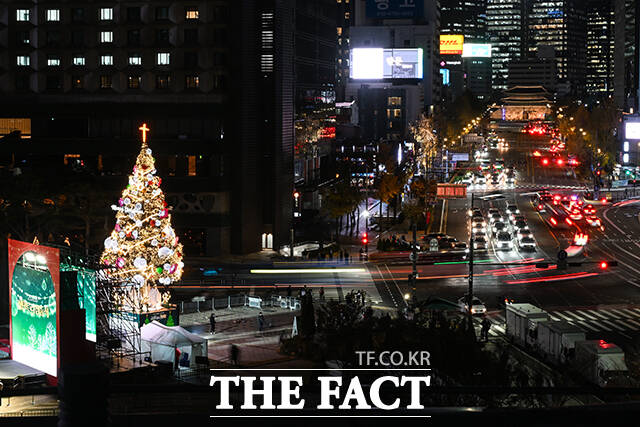 2025 대한민국 성탄 축제 ‘성탄트리 점등식’이 17일 오후 서울 중구 서울시청 앞 서울광장에서 열린 가운데 성탄트리가 환하게 불을 밝히고 있다. /서예원 기자