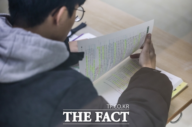 2026학년도 대학수학능력시험이 실시된 지난 13일 서울 용산구 용산고등학교에서 수험생들이 시험을 준비하고 있다. /더팩트 DB