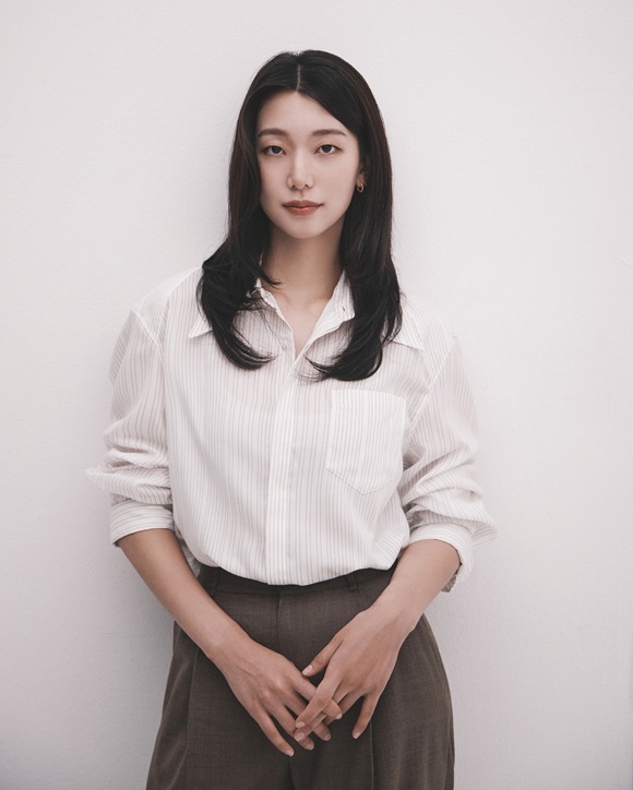 배우 이호정이 인터뷰를 통해 일 욕심이 많은 편이다. 일을 좀 더 열심히 하려고 하고 배우로서 작품을 많이 찍고 싶다고 일을 향한 욕심을 내비쳤다. /매니지먼트 레도