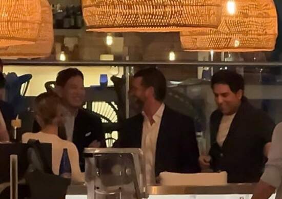 정용진 신세계그룹 회장이 최근 도널드 트럼프 미국 대통령의 장남 트럼프 주니어와 스페인 모처에서 식사를 가진 것으로 알려졌다. 사진은 왼쪽부터 정용진 신세계 회장, 트럼프 주니어, 오미드 말릭. /독자 제공