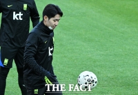  반창고 붙이고 훈련하는 이강인 [포토]