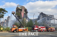 천안 이랜드 물류센터 화재 사흘째…건물 붕괴 우려로 외부 진화 작업 계속