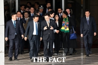  'G20 및 순방 출국' 대화 나누며 이동하는 이재명 대통령과 정청래 대표 [TF사진관]